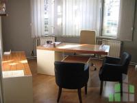 Se izdava prazen kancelariski prostor vo Skopje, Debar Maalo so povrshina od 90 m2.
 Ekstra: Klima, Renoviran, Sopstveno parno.
 Cena: 500 EUR